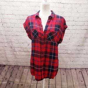 beachlunchlounge red/navy plaid top. Size small.